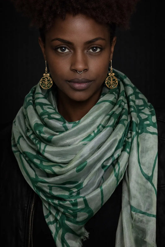 Ahmaddy Seidenschal - doppelgrün, organisches Muster am Model