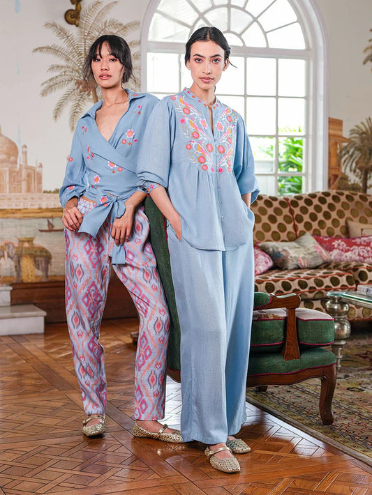 Das linke Model trägt Boho Amber Hose Ikat Sorbet aus Leinen von Nimo with Love