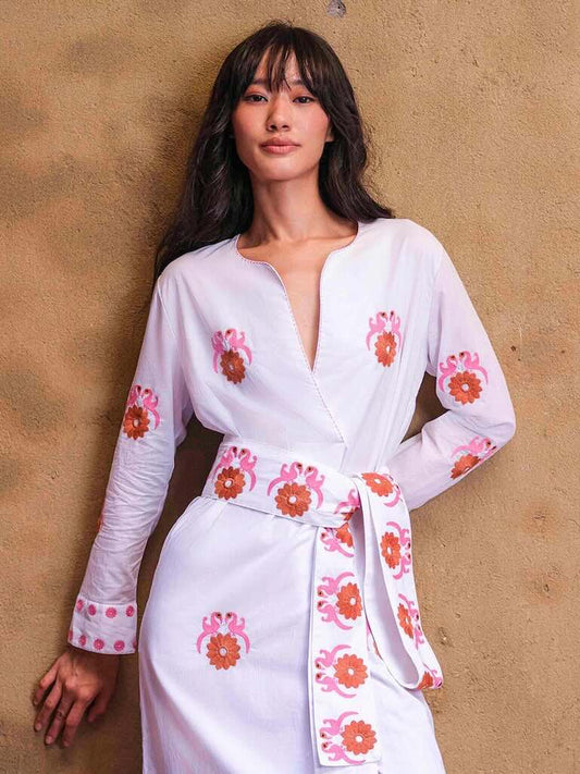 Amethyst Kaftan Vogel - Nimo with Love in Weiß, Vogel Stickerei, luftig, Ärmel vor Wand