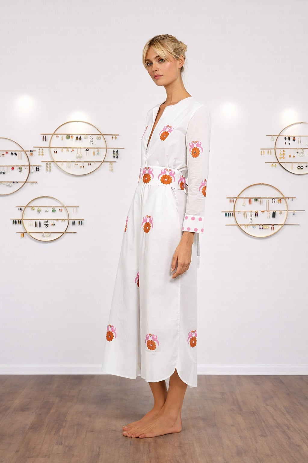 Amethyst Kaftan in Weiß mit Vogel Stickerei in Senf, sommerlich und leicht von Nimo with Love