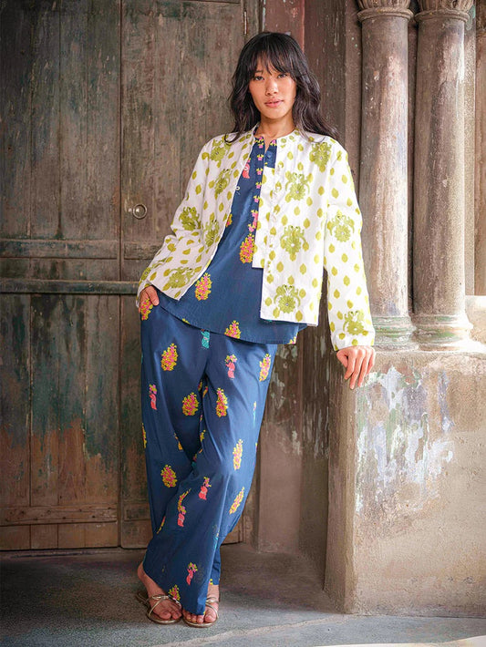 Model trägt Comfrey Jacke mit grünen Punkten und Vogelstickerei von Nimo with Love