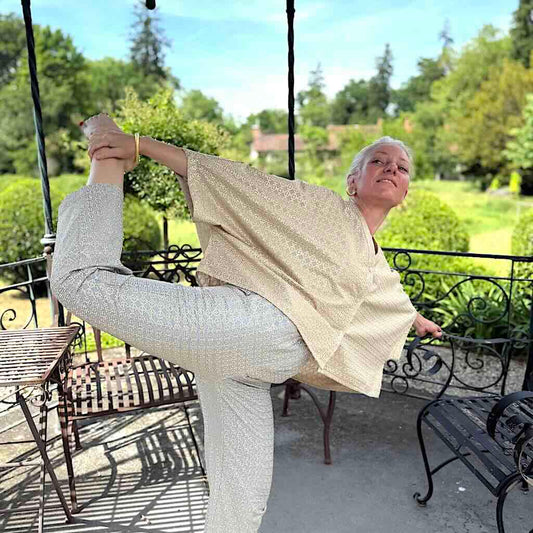 Cross Hose grau - Kori: Baumwolle, Goldstick auf Grau, Capri Schnitt, Taschen