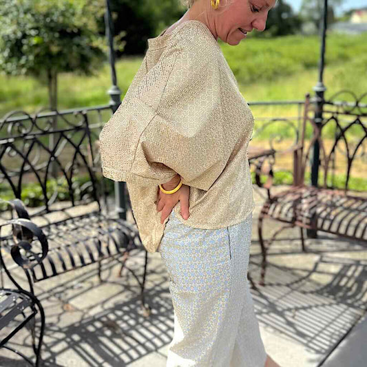 Cross Hose grau 2 - Kori: Baumwolle, Goldstick auf Grau, Capri Schnitt, Taschen