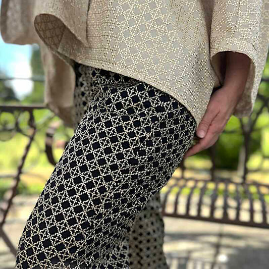 Cross Hose schwarz 4 - Kori: Capri Hose, Stickereien, flexibler Bund, Seitentaschen