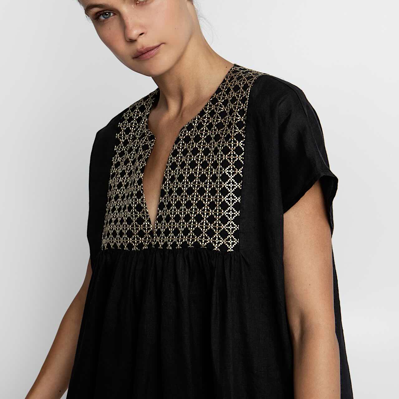 Cross Kleid Schwarz 2 - Kori: Midischnitt, Ramie, Schwarz, Goldstick, Kurzarm