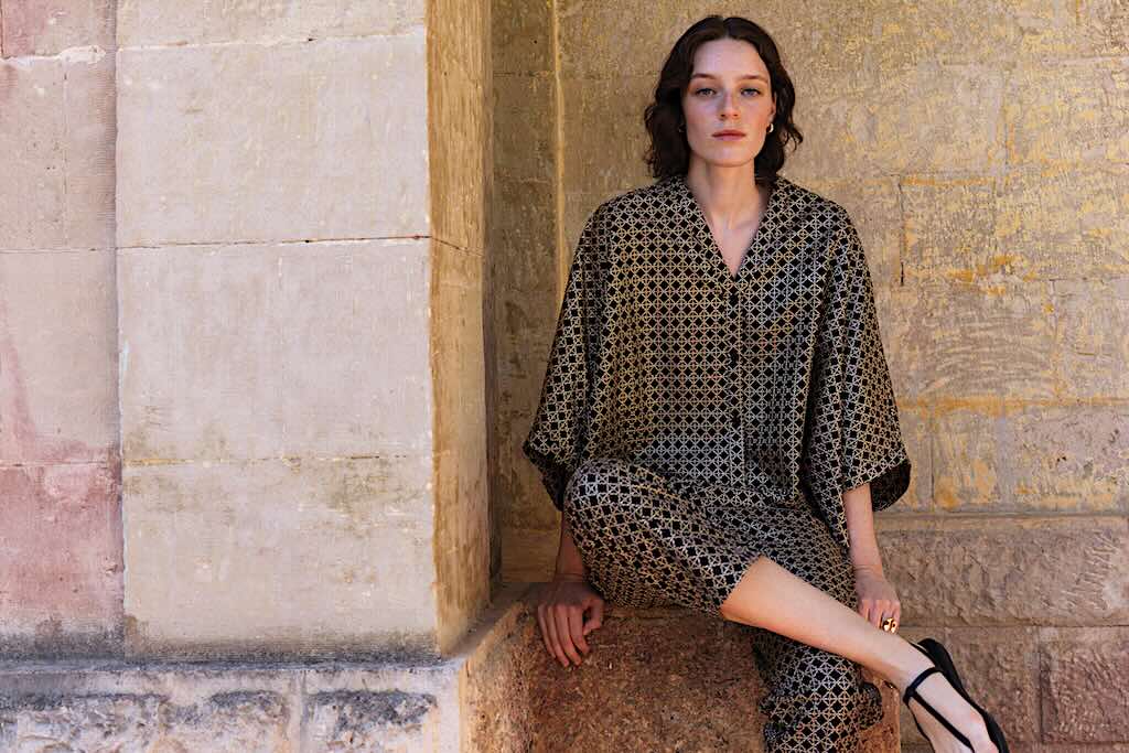 Cross Hose, Cross Jacke schwarz, Greek Archaic Kori bei Mojo