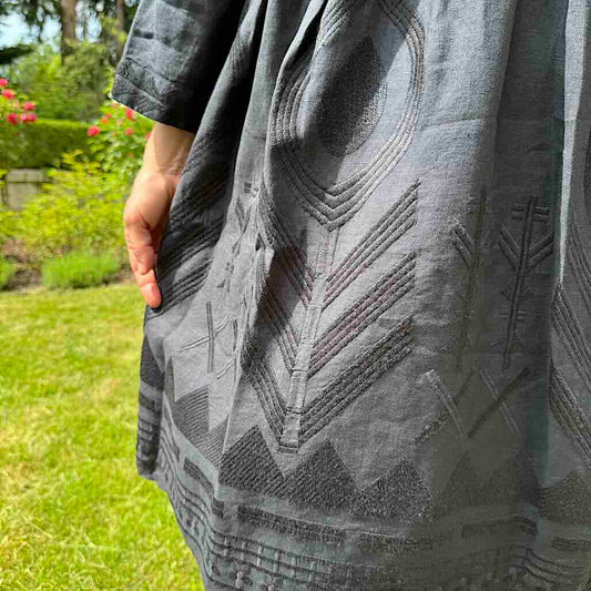 Feder Kleid Anthrazit 2 - Kori: Leinen, Midi, Stickereien