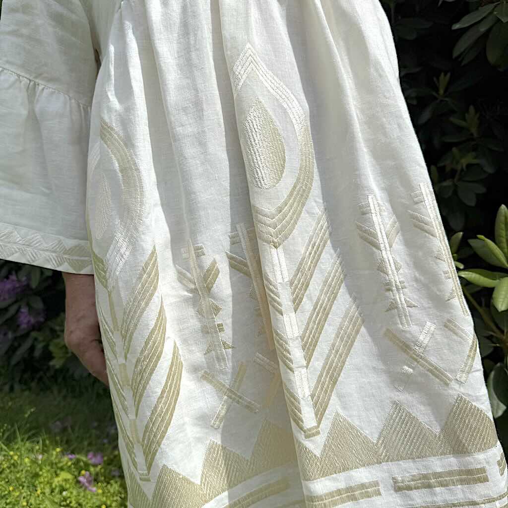 Feder Kleid natur - Kori: Midikleid, Leinen, Stickereien, Ärmel