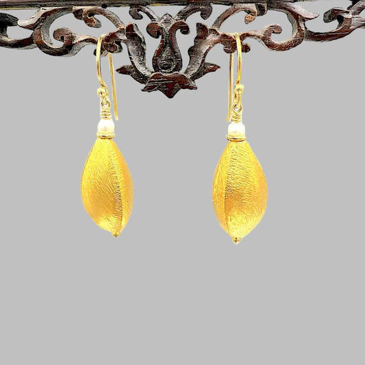 Perl Bohnen 1 - Mojo Goldene Ohrringe: Ohrhaken, Süsswasserperle, Bohnenelemente matt