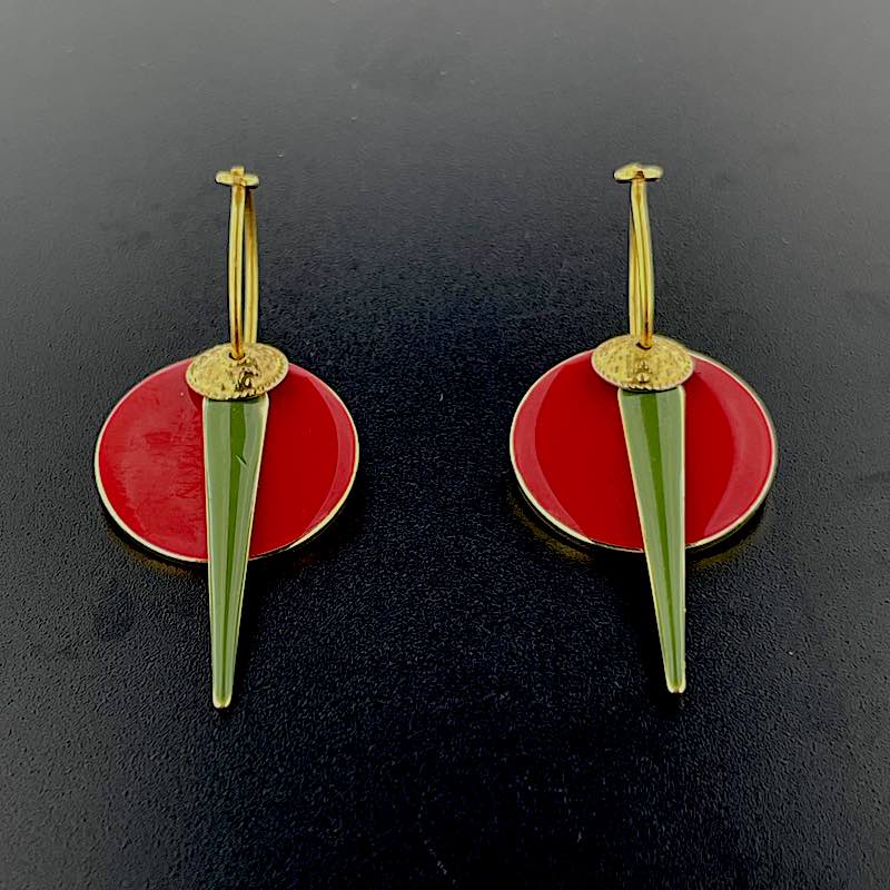 Pfeilkreis - Mojo Enamel Earring: Kreolen, roter Emaillekreis, grüne Spitze