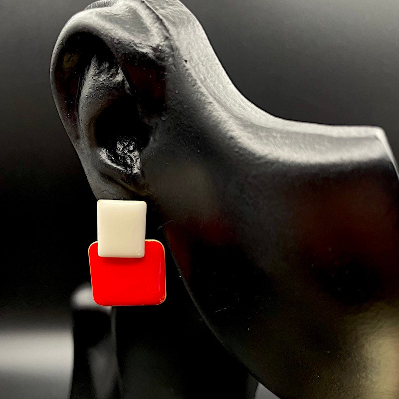 RotWeiss o - Emaille Ohrringe: Weisser Ohrstecker, rotes Quadrat