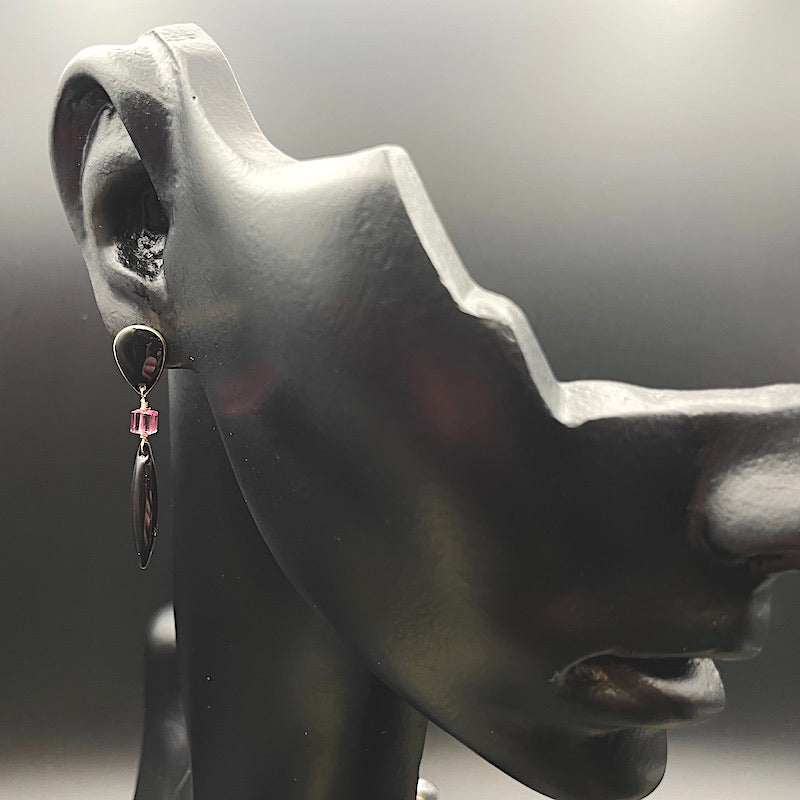 SchwarzPink 3 - Mojo Emaille Ohrringe: Ohrstecker, Glasquader, Emaillespitze