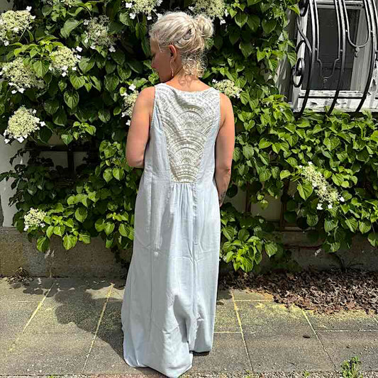 Triangle Kleid grau - Kori: Schulterfrei, Knöchellan, Sickereien, Taschen