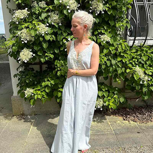 Triangle Kleid grau 2 - Kori: Schulterfrei, Knöchellan, Sickereien, Taschen