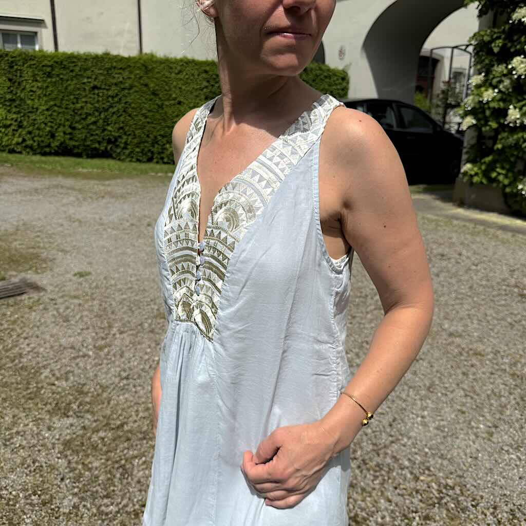Triangle Kleid grau 3 - Kori: Schulterfrei, Knöchellan, Sickereien, Taschen