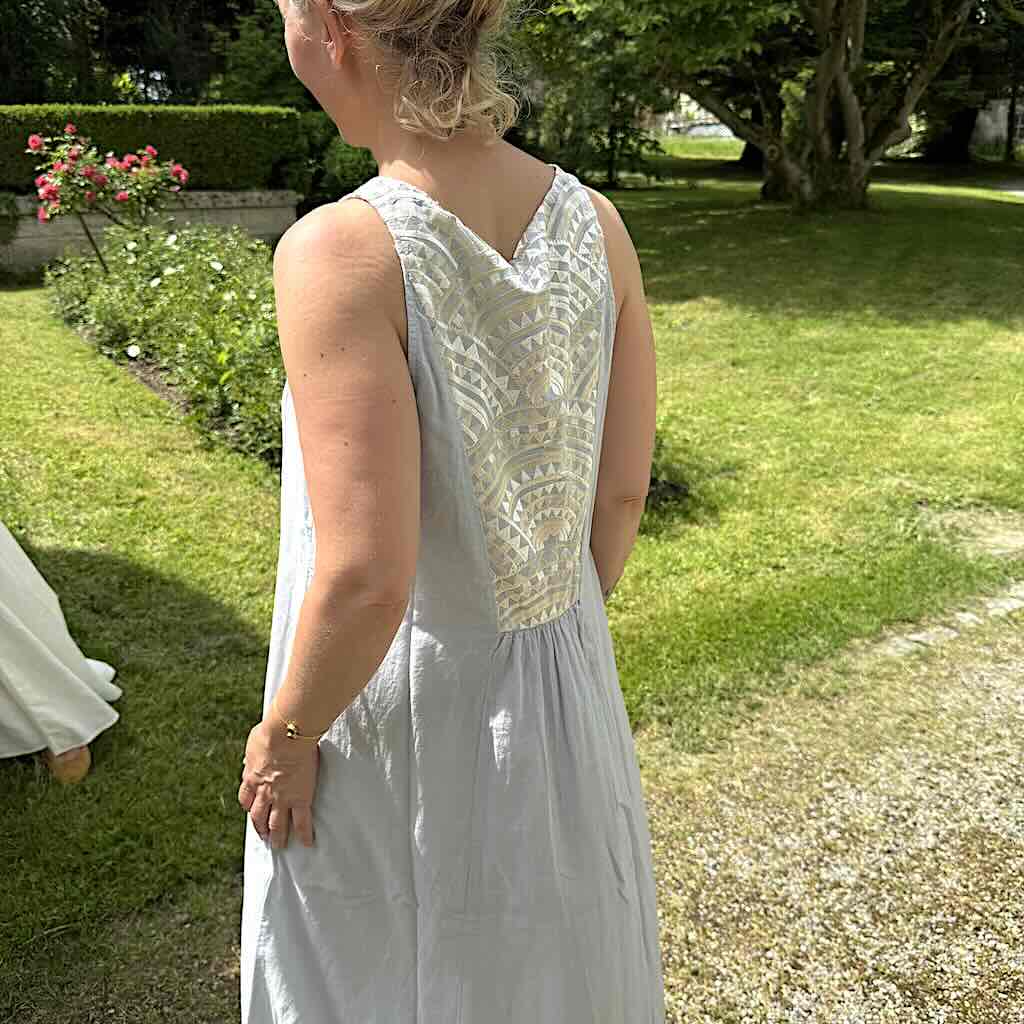 Triangle Kleid grau 4 - Kori: Schulterfrei, Knöchellan, Sickereien, Taschen