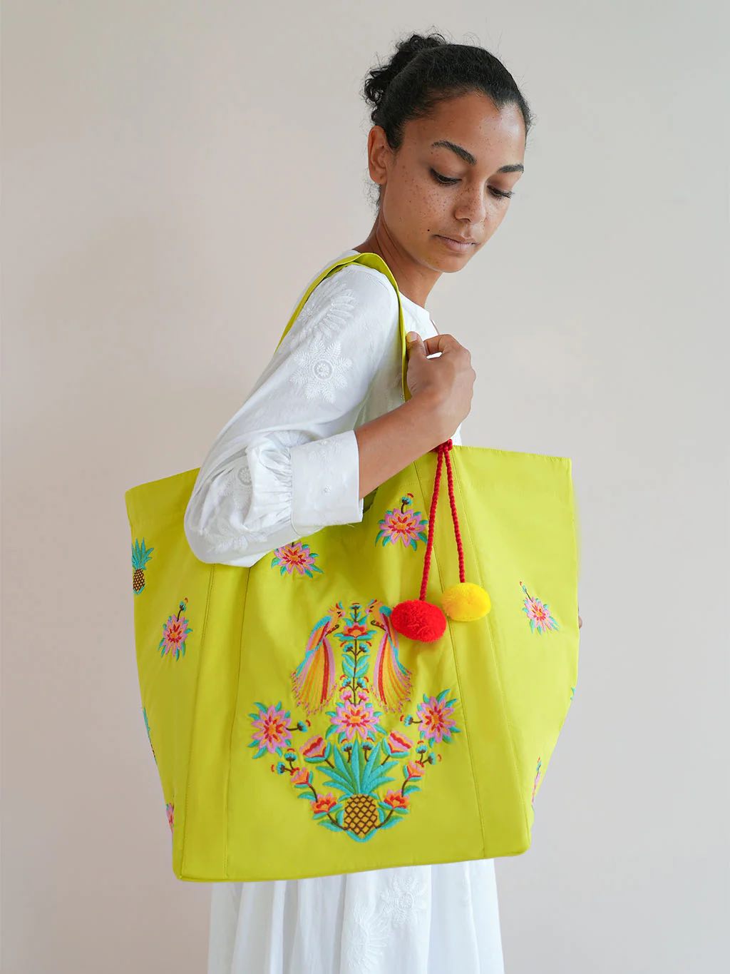 Udine Tasche lime 2 - Nimo with Love: Tragetasche, Stickereien, Pompons