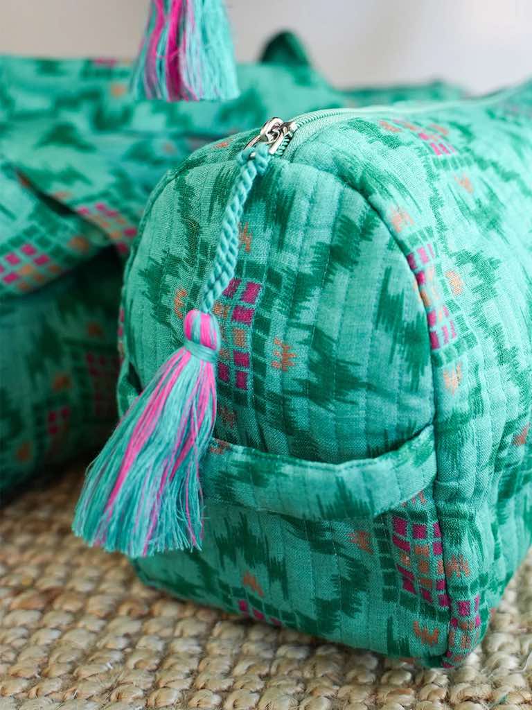 WaschTasche iKat grün 2 - Nimo with Love: Gefüttert, Stickereien, Pompon
