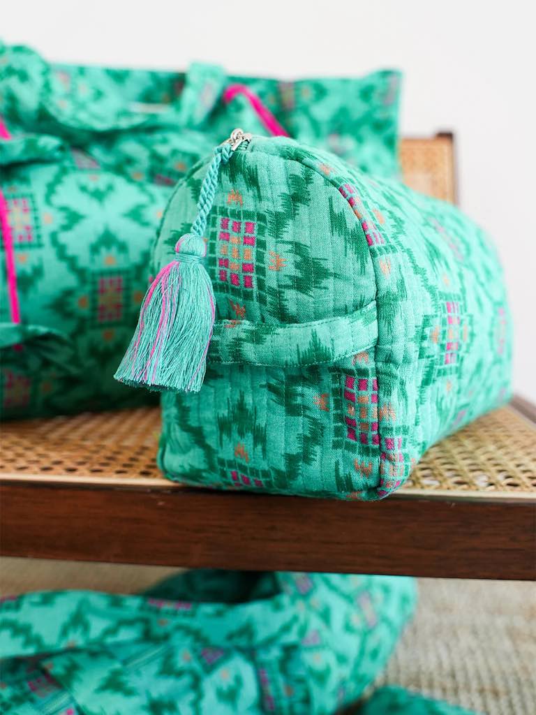 WaschTasche iKat grün 5 - Nimo with Love: Gefüttert, Stickereien, Pompon