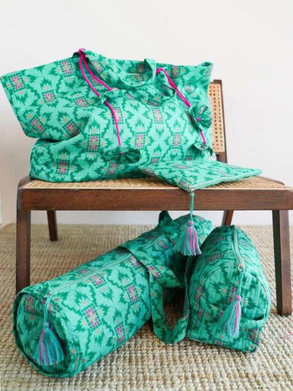 WaschTasche iKat grün 4 - Nimo with Love: Gefüttert, Stickereien, Pompon