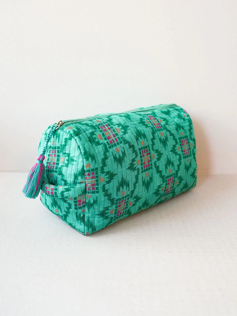 WaschTasche iKat grün 5 - Nimo with Love: Gefüttert, Stickereien, Pompon