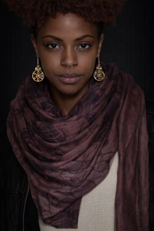 Ahmaddy Seiden Wollschal BigFlower braun schwarz rosa – florales Muster am Model