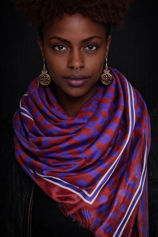 Ahmaddy Baumwollschal Wave in beere violett – Schal mit grafischem Muster getragen