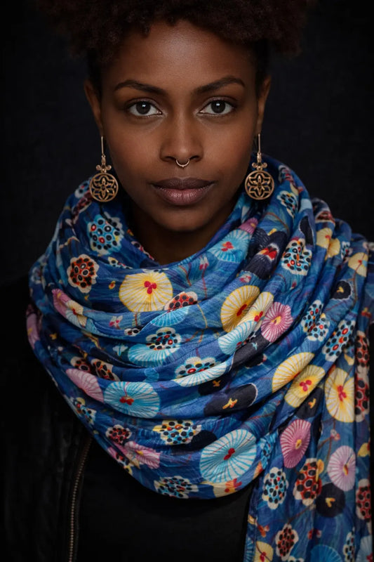 Ahmaddy Seidenschal Circle Pain blau multicolor mit floralem Muster getragen