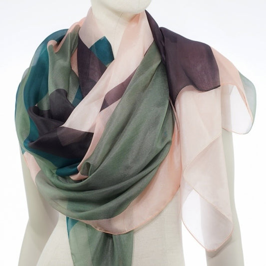 Ahmaddy Seidenschal space aquarell
grün rosa berry, leicht und elegant drapiert auf Bueste