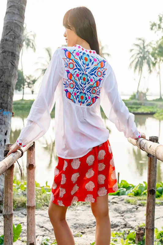 Boho Bluse weiß, Rückansicht mit Vogel Stickerei – bestickte Bluse im Boho Stil am Wasser fotografiert