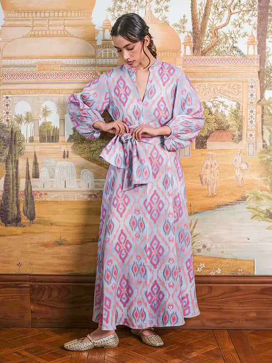 Boho Kleid mit Ikat Sorbet Muster im stilvollen Ambiente – fließendes Maxikleid für entspannte Sommer Outfits