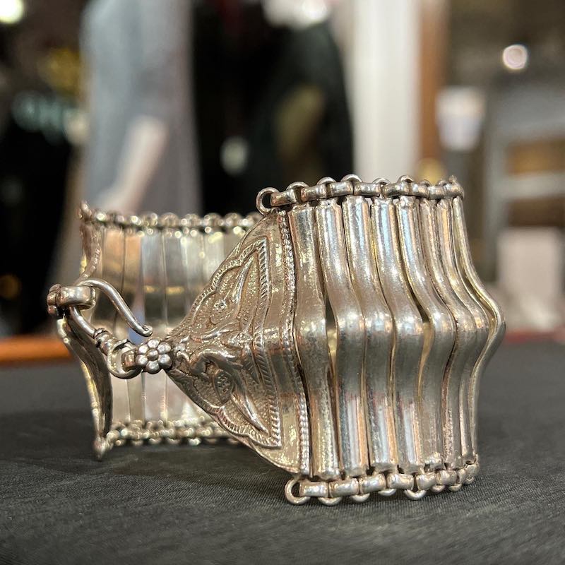 Pfau s - Silber Armband: Breites, organisches Silberarmband, dekorierte Schliessen