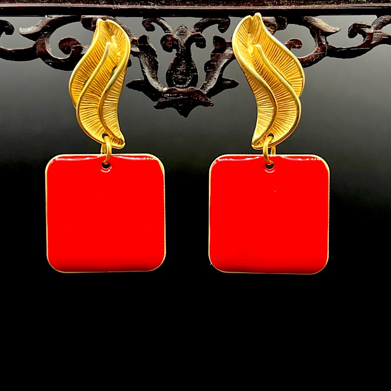 Rote Flamme - Emaille Ohrringe: Rechtecke rot, goldiges Flammenelement