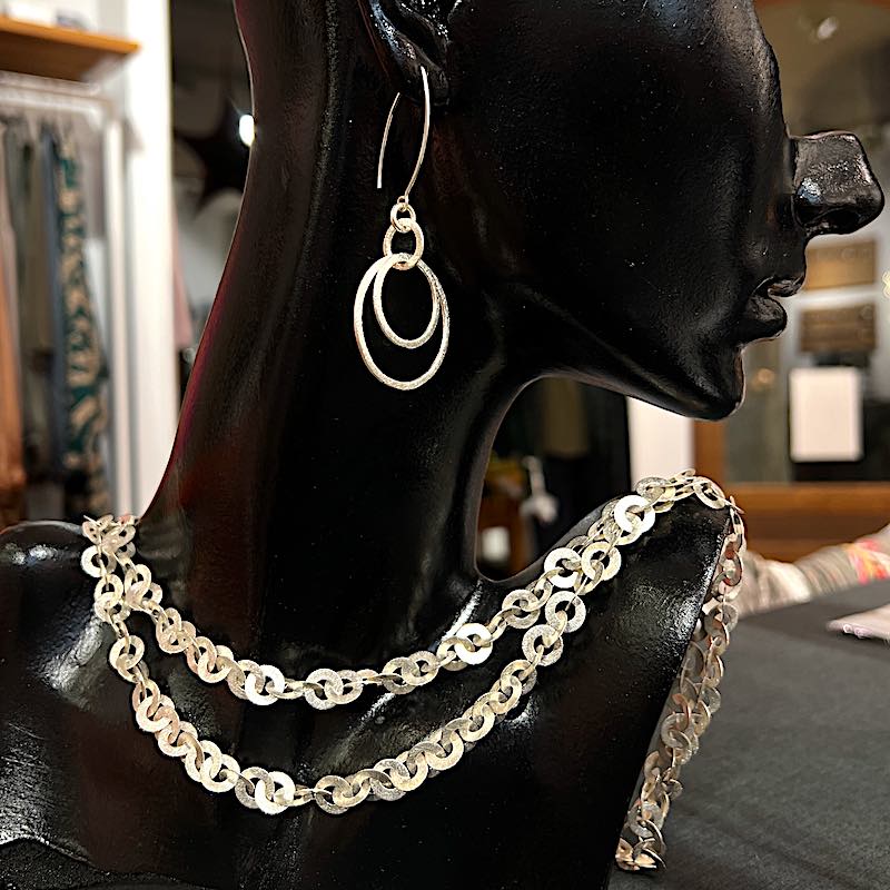 Silber Kreise 2 - Kette: Silber gebürstet, Kreisverschluss. 117 cm