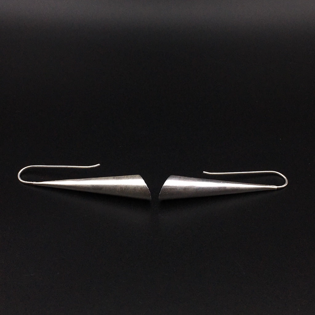 Silber Ohrringe Silver Cones + Asymmetrische Kegel aus 925 Sterling Silber + lange Silber Ohrhaken + verbödet, gestempelt 925 + strenges, nordisches Design Minimalismus für einen unbeschwerten Tag