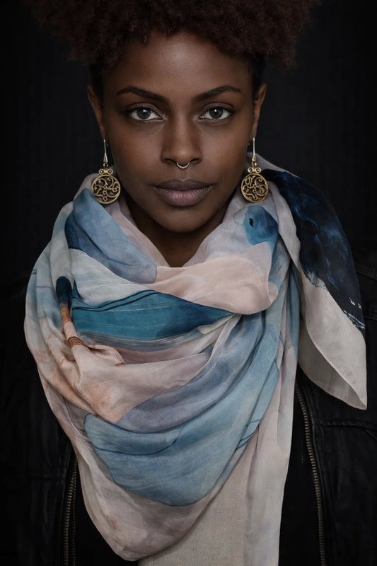 Ahmaddy Seidenschal aquarell blau rosa beige, abstraktes Muster Model