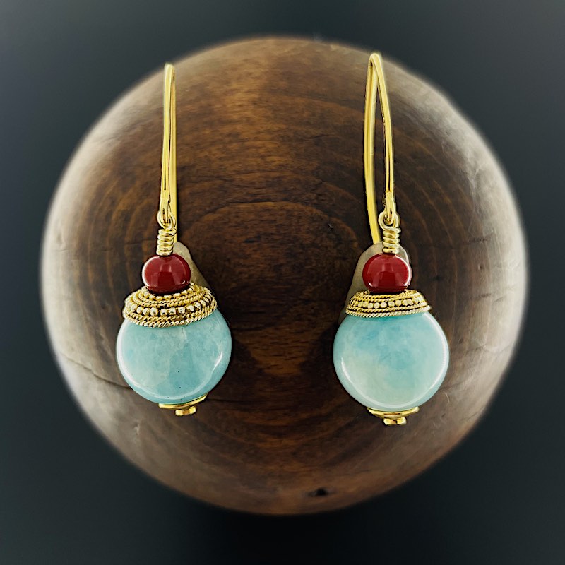 Azurit Perle r - Vergoldete Ohrringe: Ohrhänger, rote Glasperle, antike Abdeckungen, Azurit