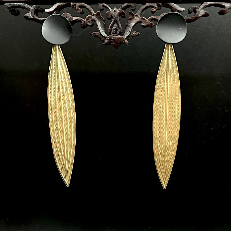 Blattknopf 1 - Mojo Golden Earring: Runder Ohrstecker, Messingblätter vergoldet