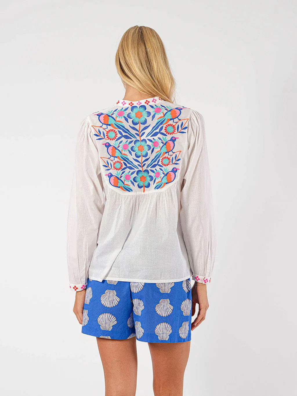 Catnep Bluse Voegel Ausschnitt - Nimo with Love, bunte Vogel Stickerei auf weiss