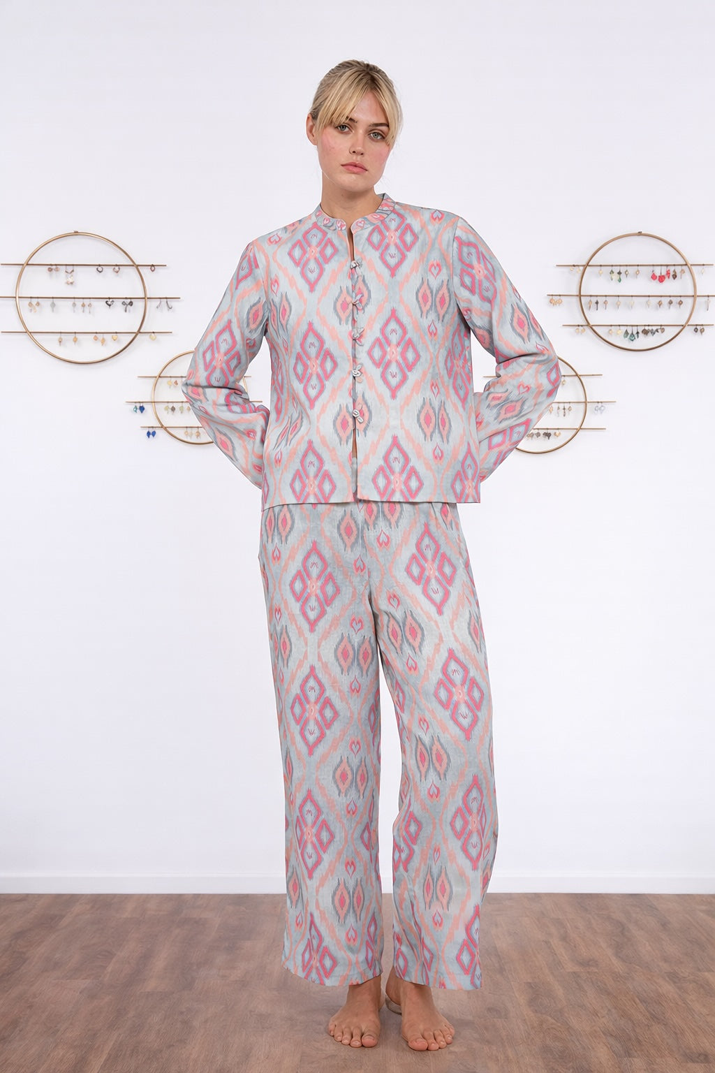 Comfrey Jacke Sorbet von Nimo with Love mit sanften Pastelltönen und ausdrucksstarkem Muster