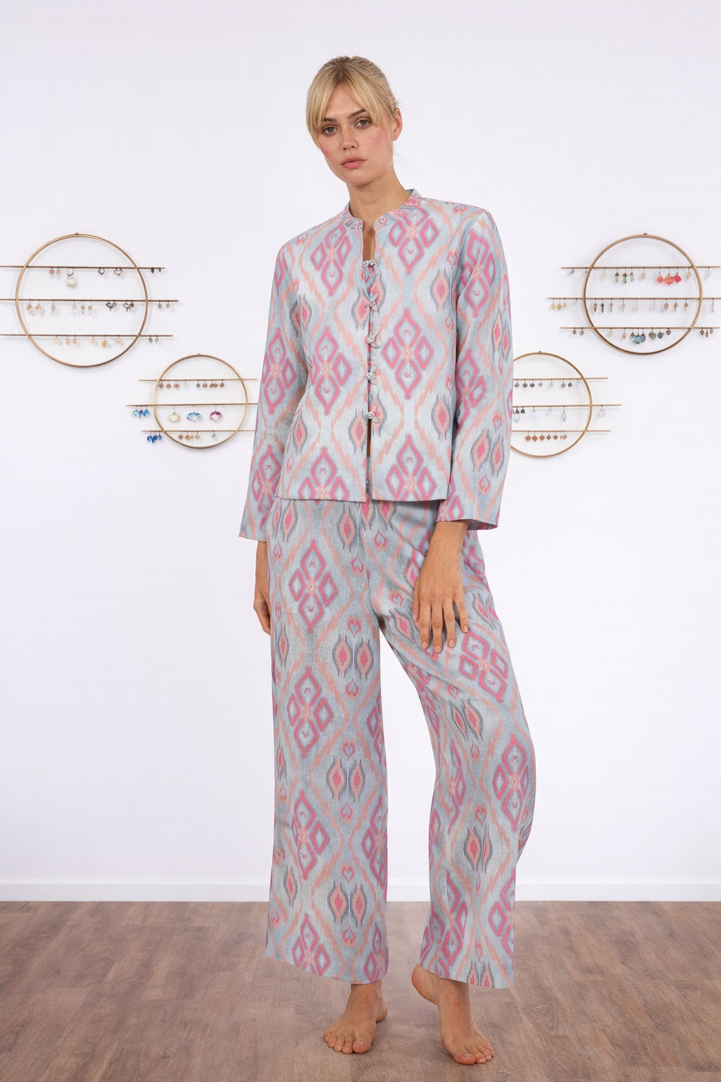 Sorbetfarbene Comfrey Jacke mit grafischem Muster von Nimo with Love im eleganten Boho Resort Look