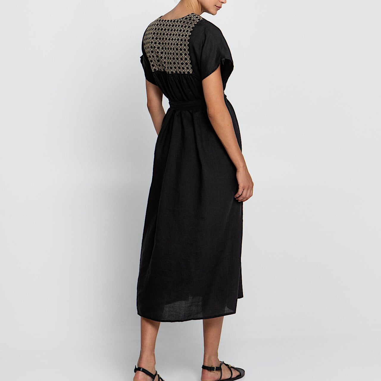 Cross Kleid Schwarz 4 - Kori: Midischnitt, Ramie, Schwarz, Goldstick, Kurzarm