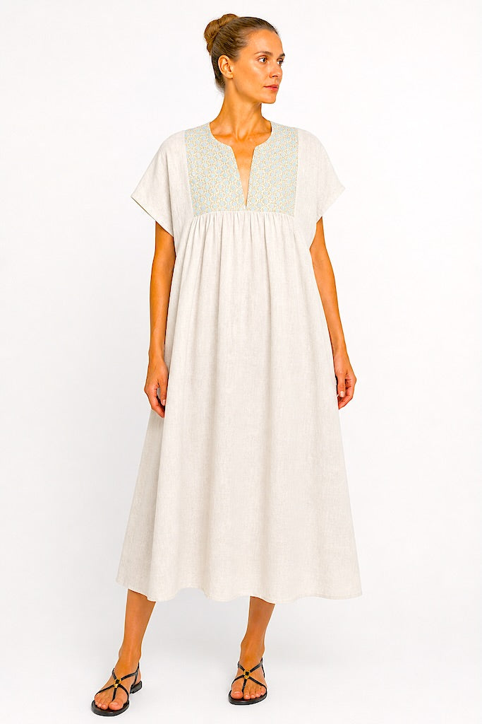 Cross Kleid grau gold front - Kori: Leinen, vorne & hinten goldene Stickereien, kurze Ärmel