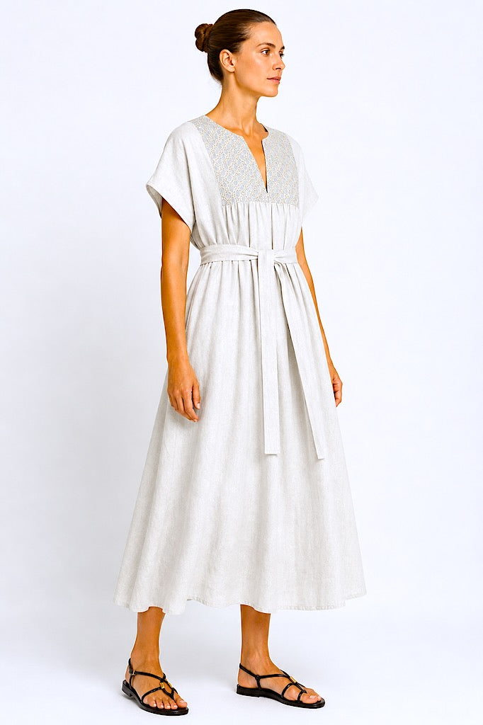 Cross Kleid grau gold side - Kori: Leinen, vorne u hinten goldene Stickereien, kurze Ärmel