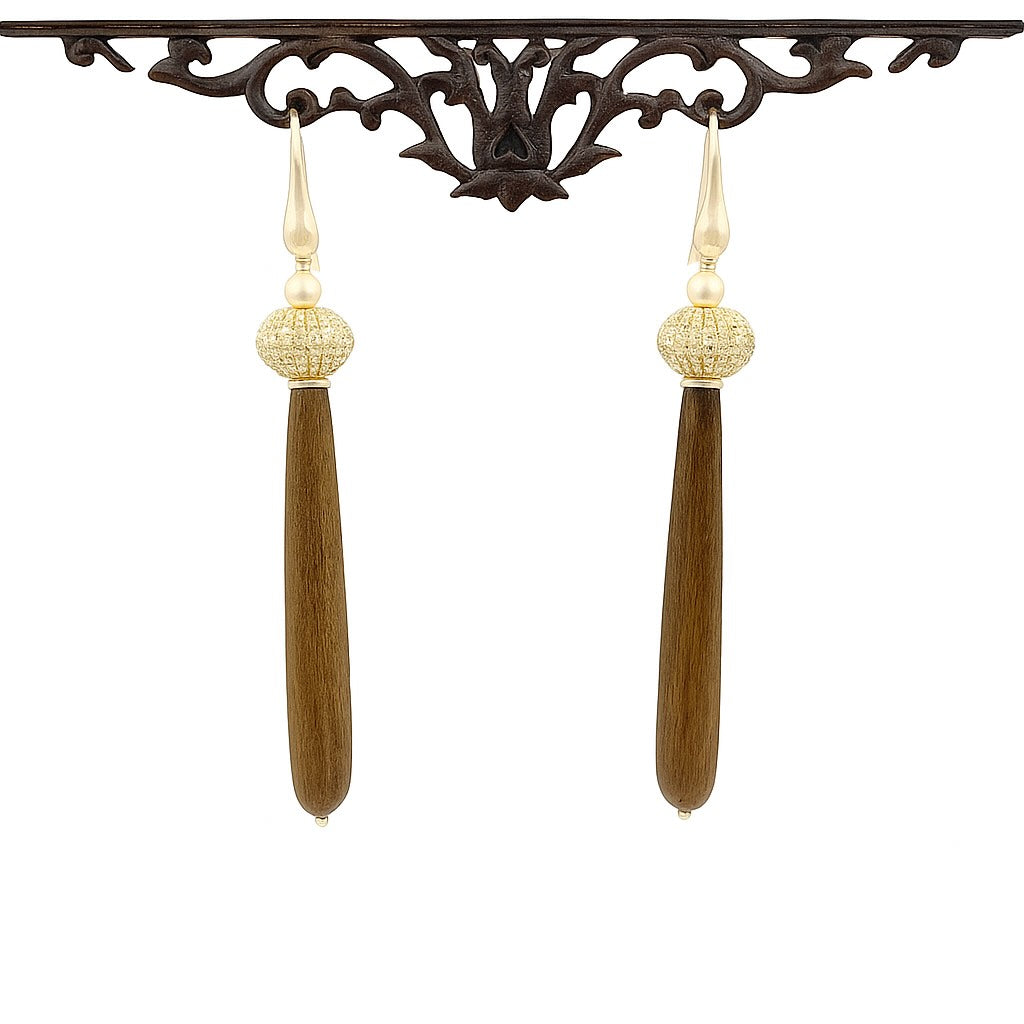 Holzzapfen 1 - Mojo Silber Ohrringe:
Ohrhaken, Süsswasser-, Silberperle, Akazienholz 