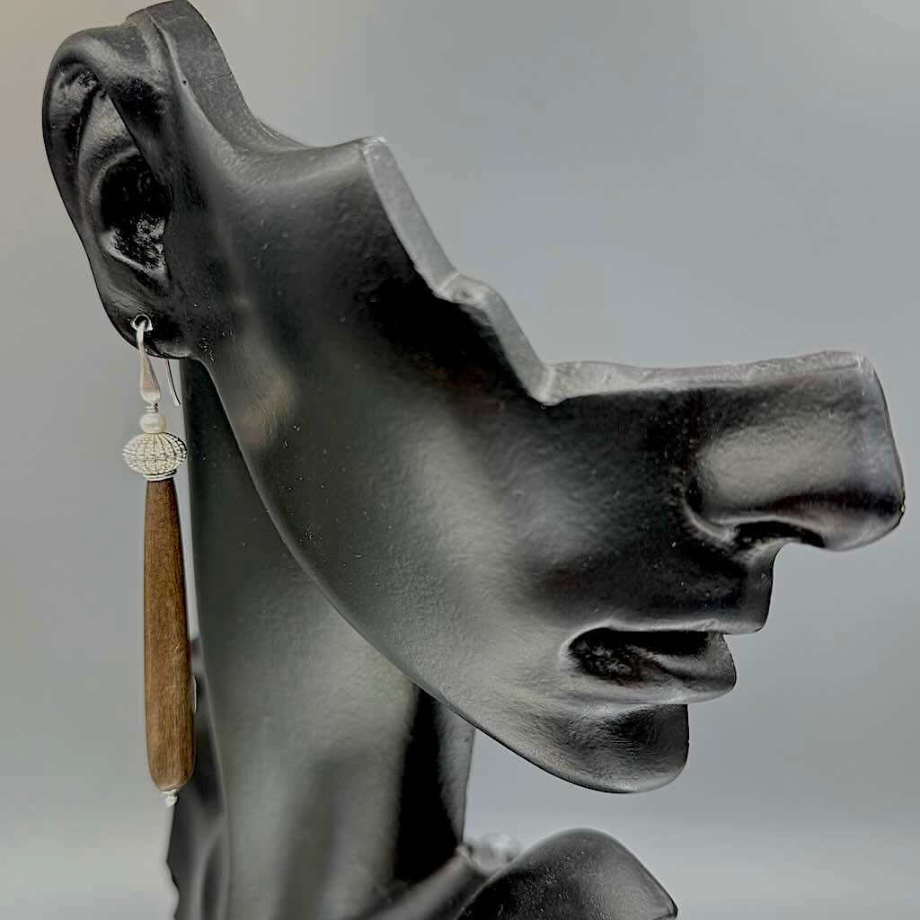 Holzzapfen 2 - Mojo Silber Ohrringe:
Ohrhaken, Süsswasser-, Silberperle, Akazienholz 