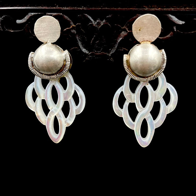Indien Mandala 1 - Mojo Silver Earring: Antikes Silberelement, Perlmutt-Mandala