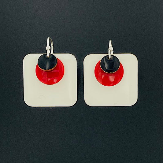 Japanblack r - Emaille Ohrringe: Silber Ohrhaken, weisses Emailquadrat, rote-, schwarze Kreise