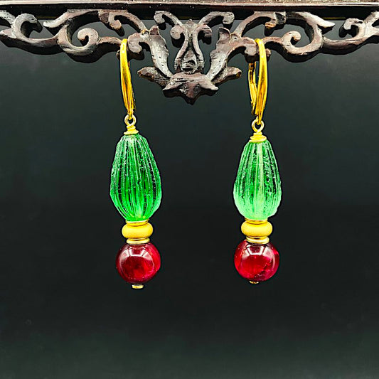Kaktus r - Vergoldete Ohrringe: Klappohrhaken, Böhmische Perle, Tigerauge