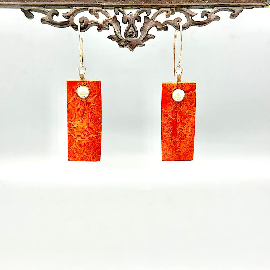 Koralleneck 1 - Mojo Silber Ohrringe: Silberohrhaken, Korallenrechteck